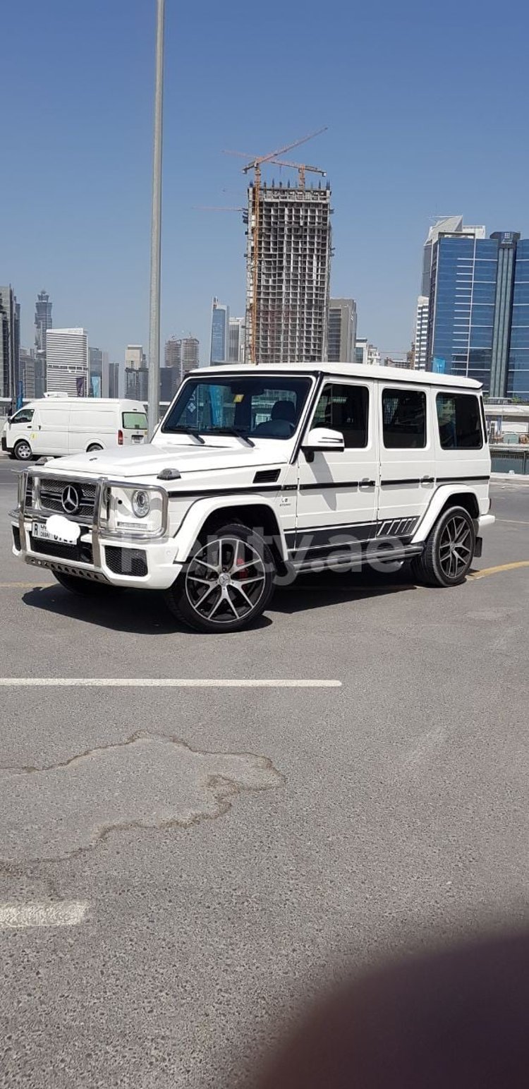 Blanc Mercedes G63 en location à Abu-Dhabi 0