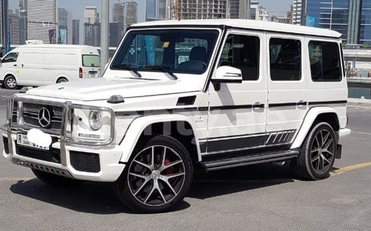 Blanc Mercedes G63 en location à Sharjah