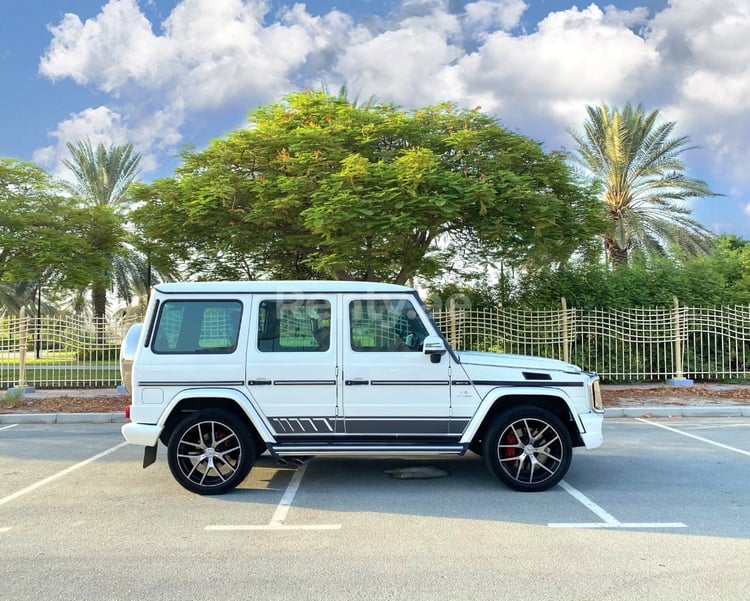 Blanc Mercedes G63 en location à Abu-Dhabi 5