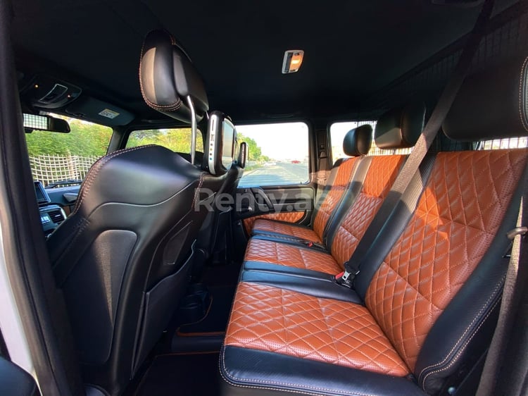 Weiß Mercedes G63 zur Miete in Sharjah 6