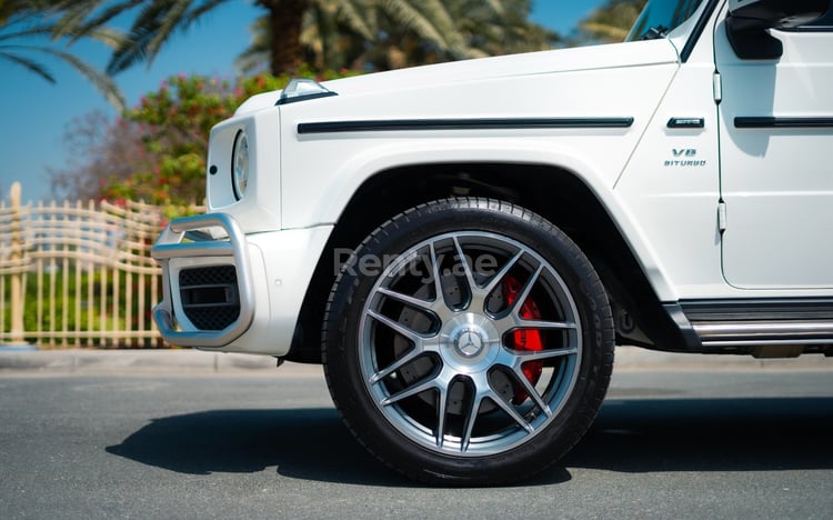 أبيض Mercedes G63 AMG للإيجار في أبو ظبي 1