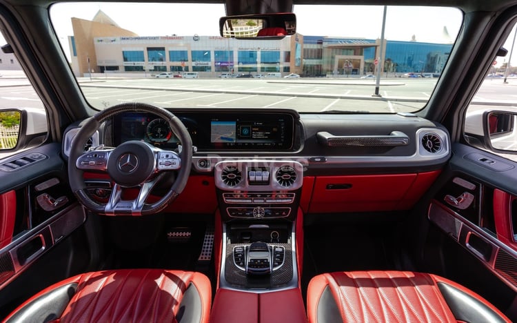 أبيض Mercedes G63 AMG للإيجار في دبي 4