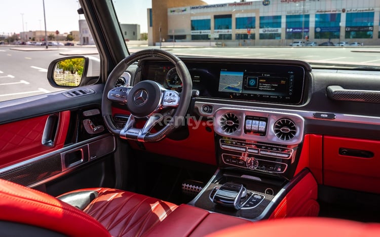 أبيض Mercedes G63 AMG للإيجار في دبي 5