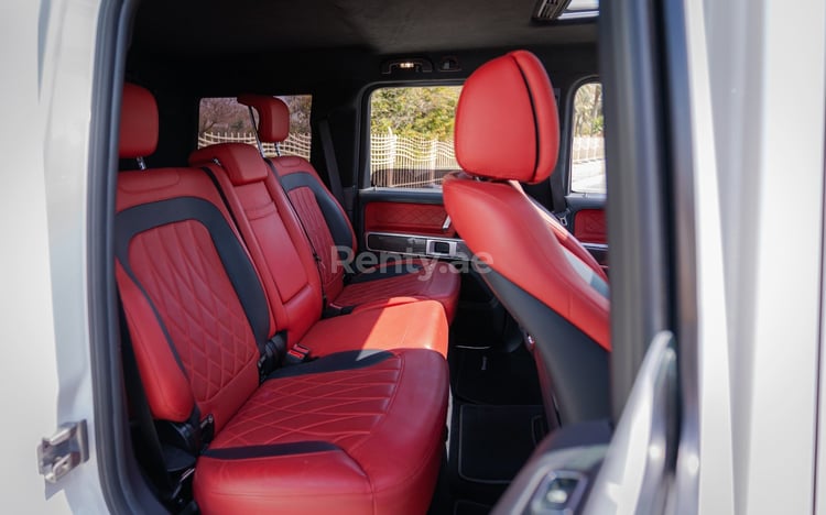 أبيض Mercedes G63 AMG للإيجار في أبو ظبي 7