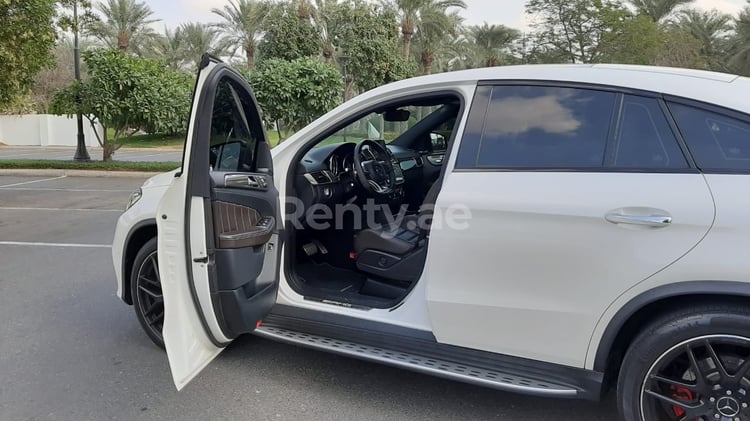 Blanc Mercedes GLE 63 S en location à Sharjah 0