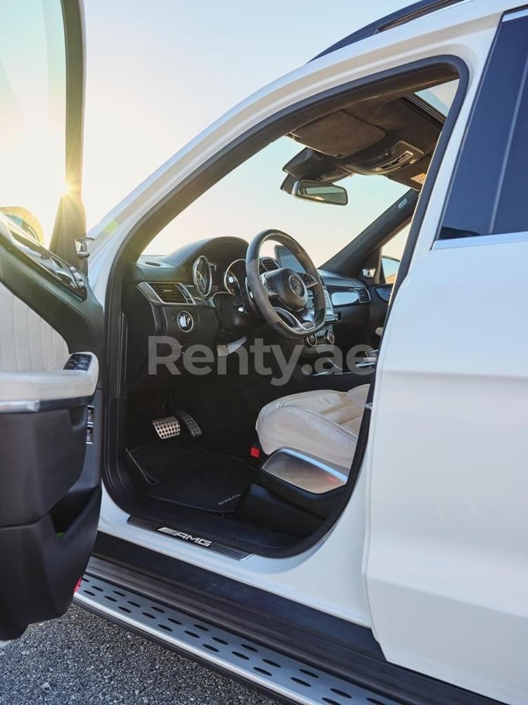 Blanco Mercedes GLE en alquiler en Sharjah 1