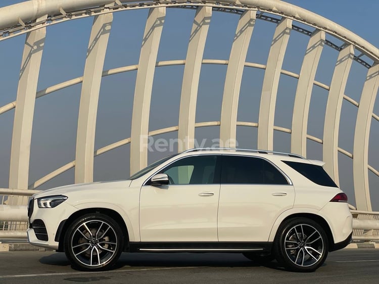 Blanc Mercedes GLE en location à Abu-Dhabi 2