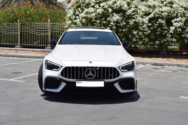 Blanco Mercedes GT 63S AMG en alquiler en Dubai 2