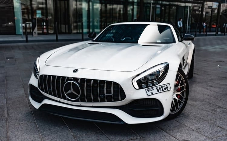 أبيض Mercedes GT CONVERTIBLE للإيجار في أبو ظبي