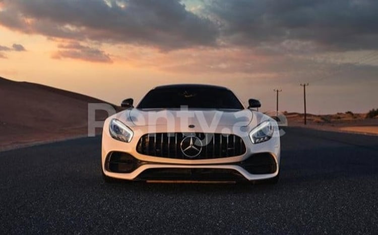 Blanc Mercedes GTS en location à Abu-Dhabi