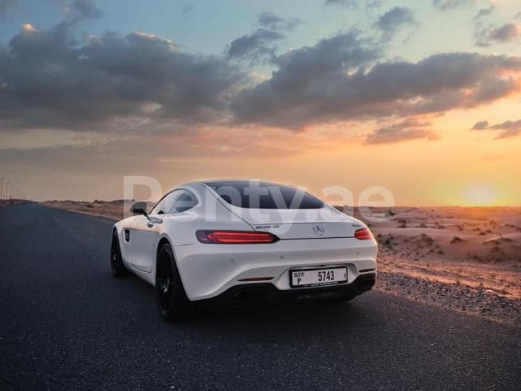 Blanco Mercedes GTS en alquiler en Dubai 3