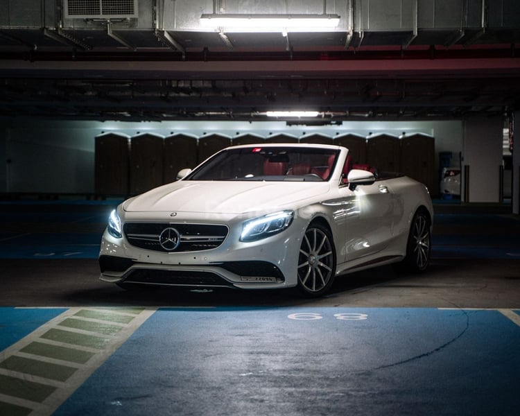 أبيض Mercedes S63 للإيجار في دبي 2