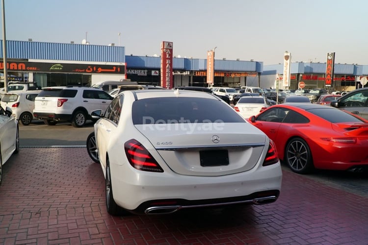 Weiß Mercedes S Class zur Miete in Sharjah 1