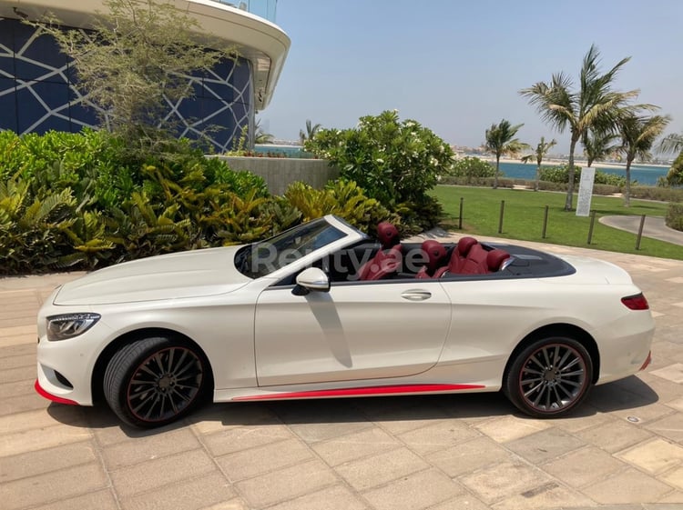 أبيض Mercedes S Class cabrio للإيجار في دبي 0