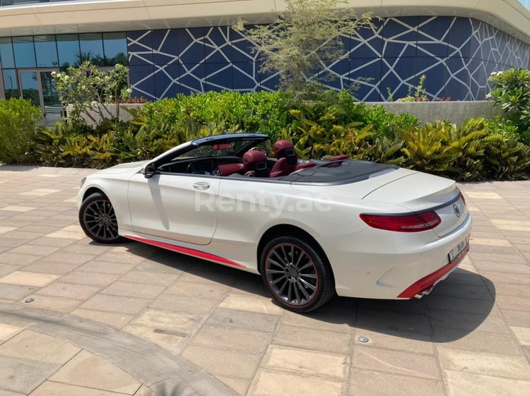 Blanco Mercedes S Class cabrio en alquiler en Abu-Dhabi 1