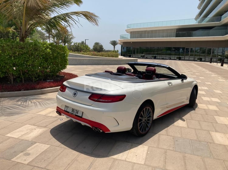 在迪拜租赁白色 Mercedes S Class cabrio 3