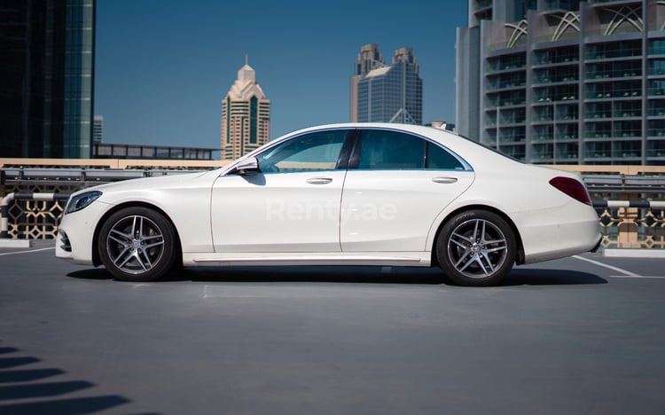 أبيض Mercedes S500 للإيجار في أبو ظبي 0