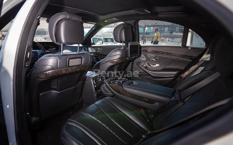 أبيض Mercedes S500 للإيجار في أبو ظبي 4