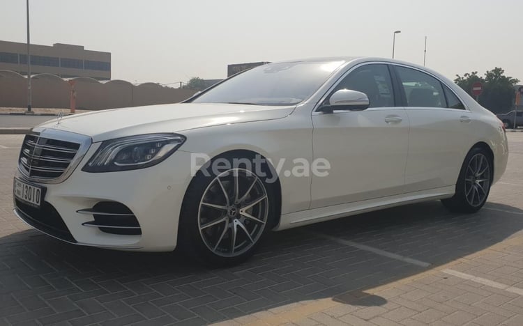 Weiß Mercedes S Class zur Miete in Abu-Dhabi