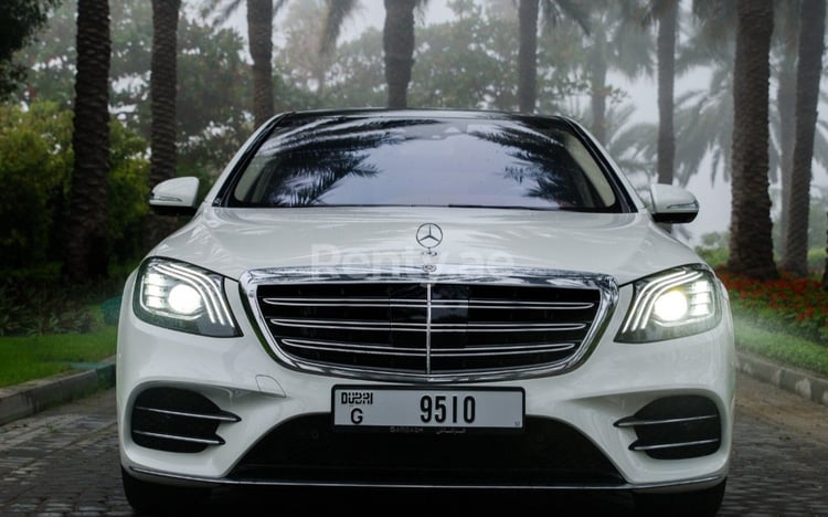 在沙迦租赁白色 Mercedes S Class