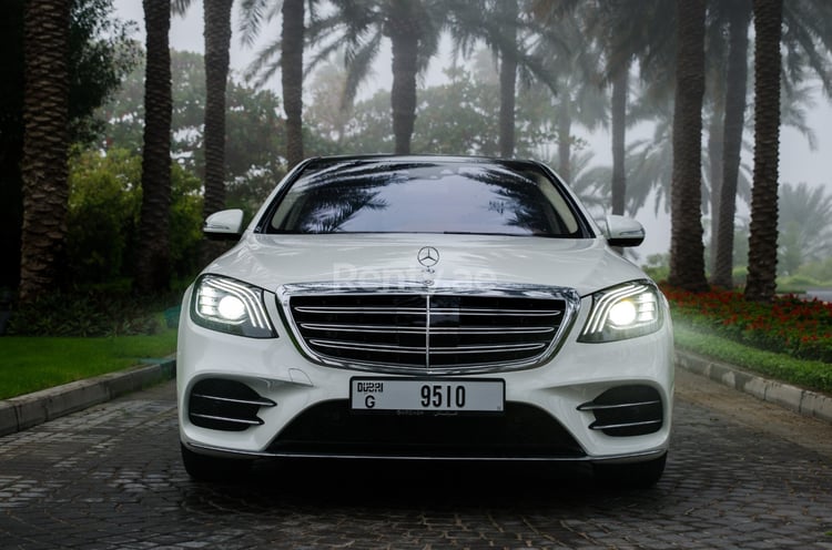 أبيض Mercedes S Class للإيجار في أبو ظبي 2