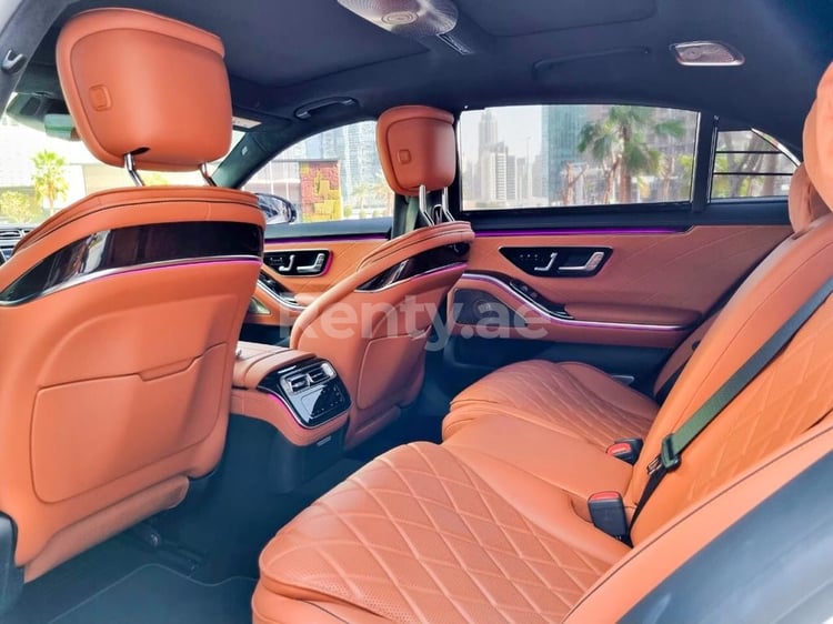 أبيض Mercedes S500 Class للإيجار في أبو ظبي 4