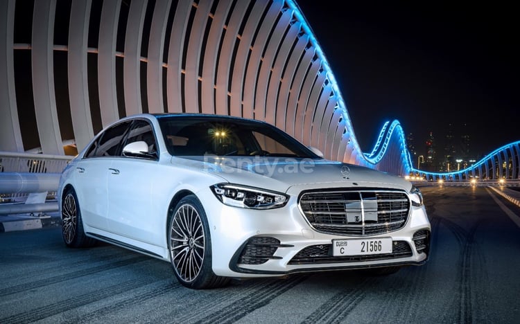 Weiß Mercedes S Class zur Miete in Dubai