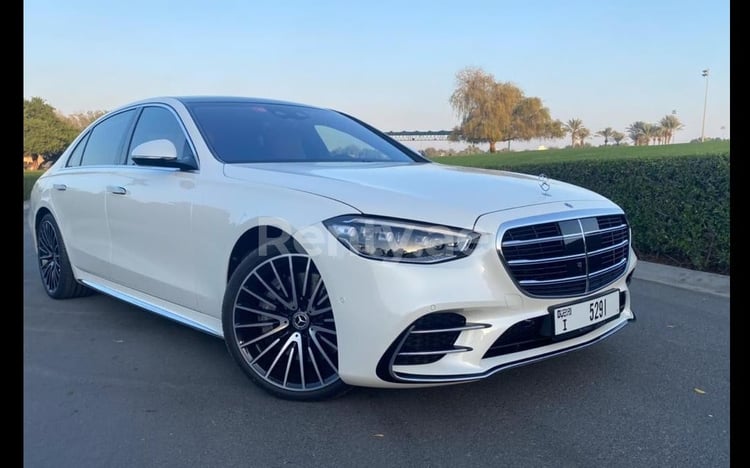 Blanco Mercedes S Class en alquiler en Abu-Dhabi