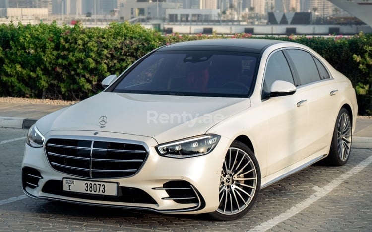 Blanco Mercedes S Class en alquiler en Abu-Dhabi