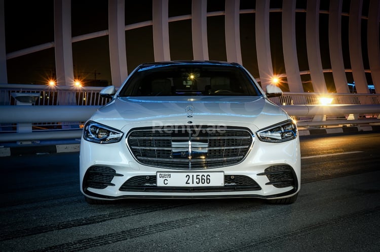 Weiß Mercedes S Class zur Miete in Dubai 0