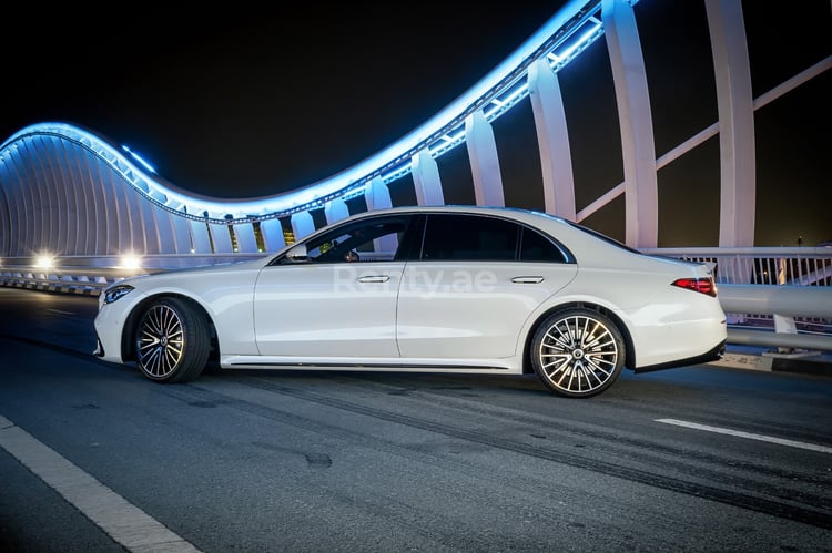 Blanco Mercedes S Class en alquiler en Abu-Dhabi 4