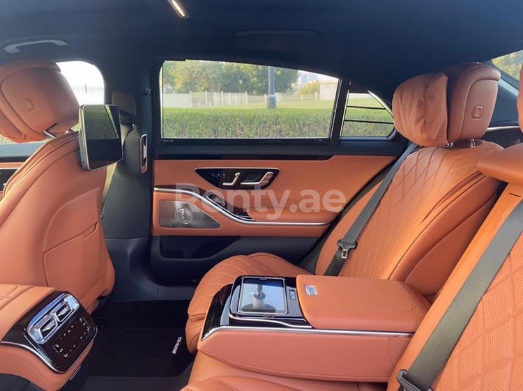 Weiß Mercedes S Class zur Miete in Dubai 0