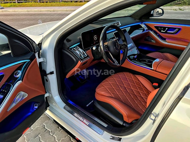 أبيض Mercedes S500 Class للإيجار في أبو ظبي 3