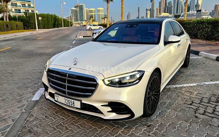 أبيض Mercedes S500 Class للإيجار في الشارقة