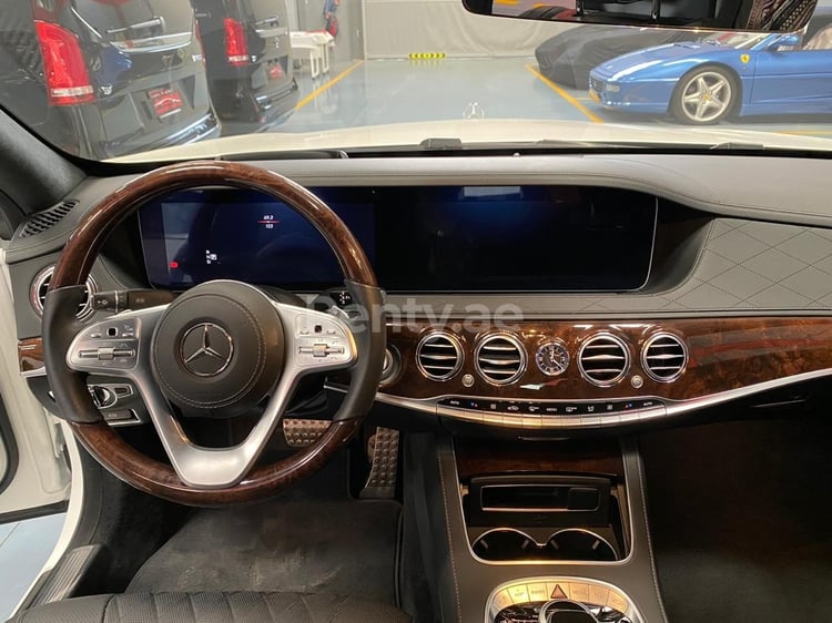 Weiß Mercedes S Class zur Miete in Dubai 1