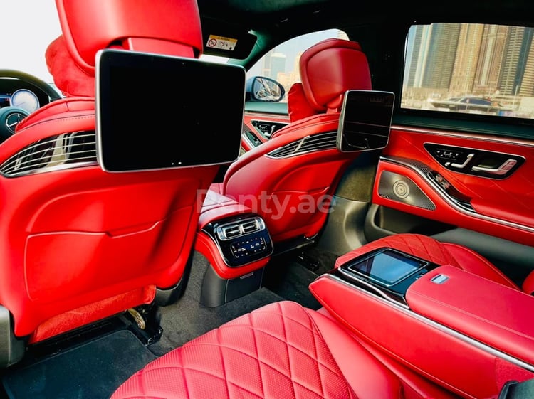 Белый Mercedes S500 New Shape в аренду в Шарджа 1