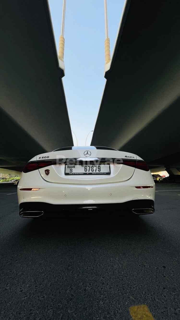 Blanc Mercedes S500 New Shape en location à Sharjah 4