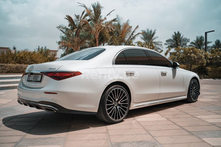 Weiß Mercedes S500 W223 zur Miete in Dubai 0