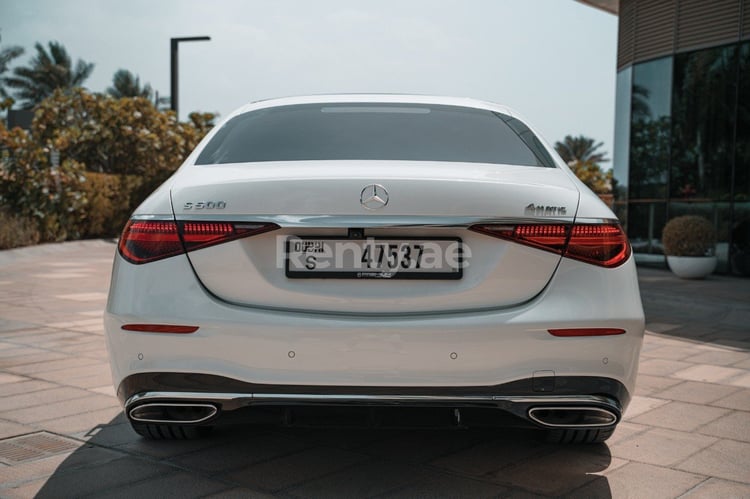 Blanc Mercedes S500 W223 en location à Abu-Dhabi 1