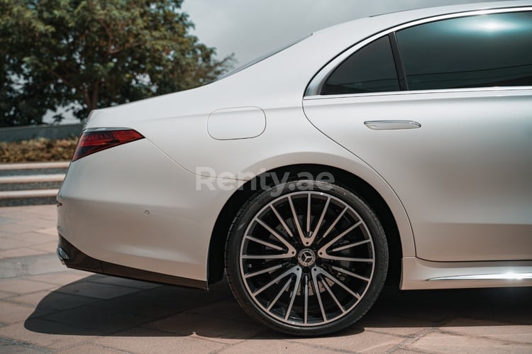 White Mercedes S500 W223 for rent in Abu-Dhabi 4