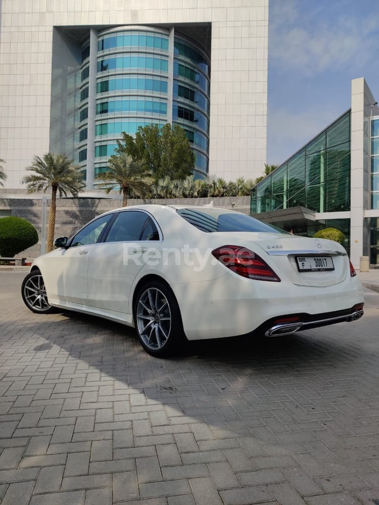 Blanc Mercedes S450 en location à Abu-Dhabi 0