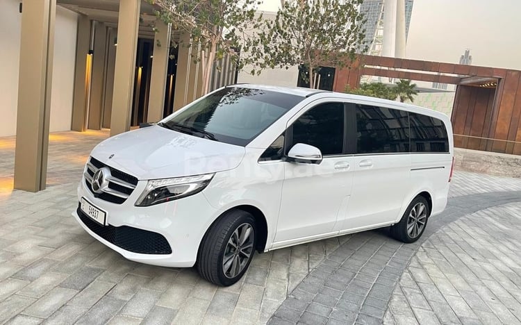 أبيض Mercedes V Class Avantgarde للإيجار في أبو ظبي