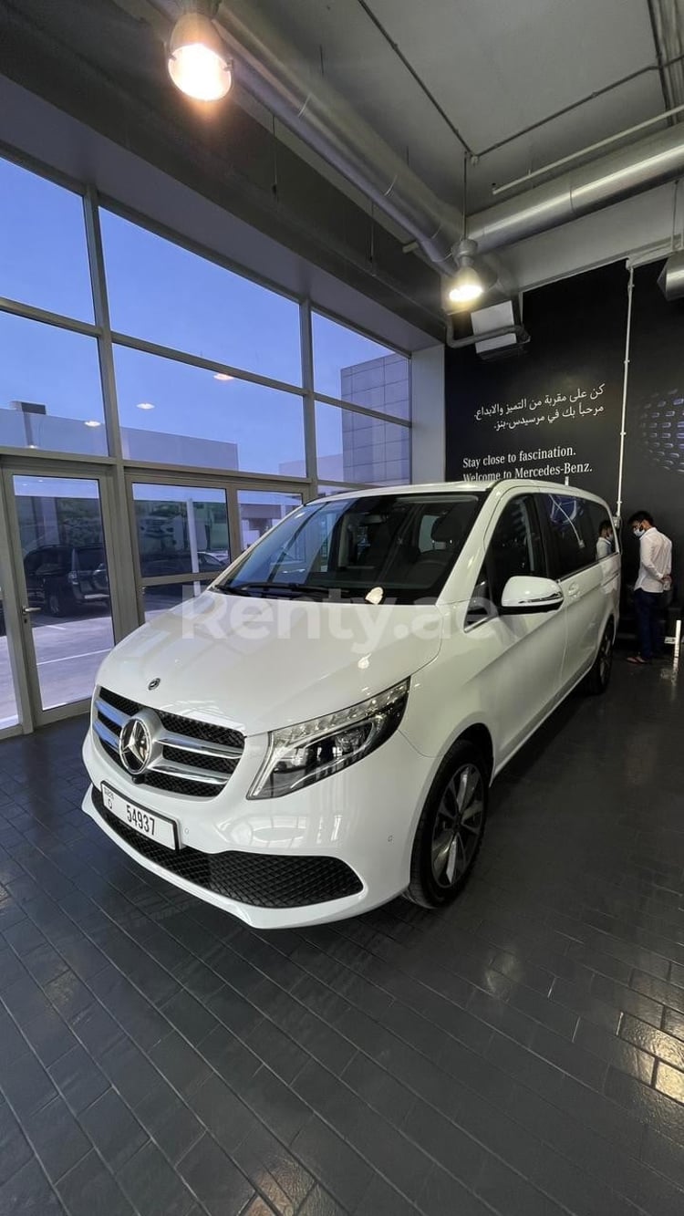 在迪拜租赁白色 Mercedes V Class Avantgarde 2