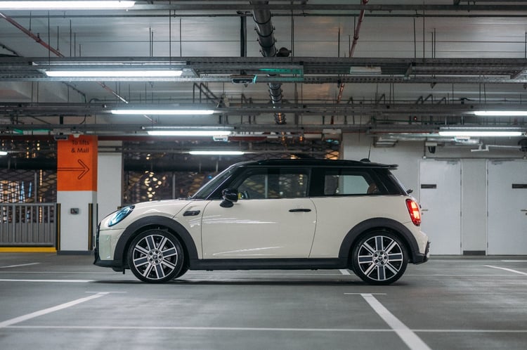 在沙迦租赁白色 Mini Cooper S  2 doors 1