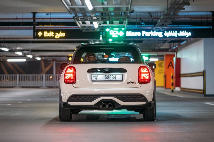 Blanc Mini Cooper S  2 doors en location à Abu-Dhabi 2