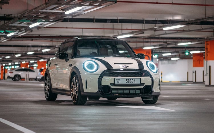 Blanco Mini Cooper S  2 doors en alquiler en Dubai