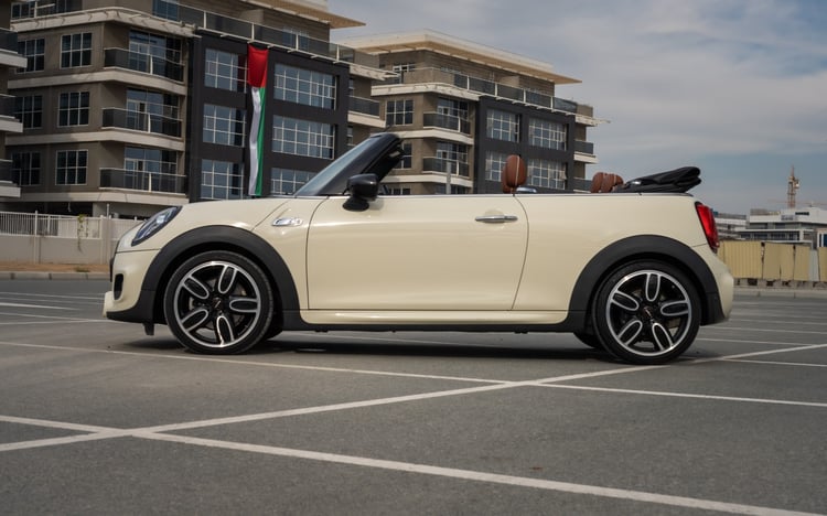 Blanco Mini Cooper S cabrio en alquiler en Abu-Dhabi 2