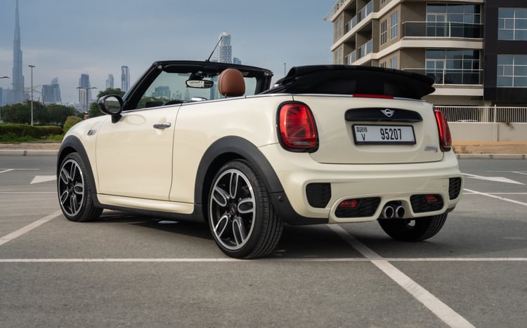 Белый Mini Cooper S cabrio в аренду в Дубай 3