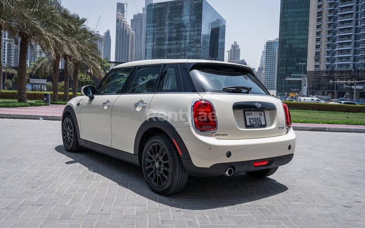 أبيض Mini Cooper S للإيجار في الشارقة 0