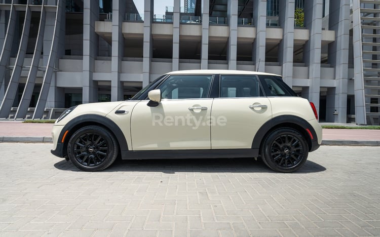 在阿布扎比租赁白色 Mini Cooper S 1